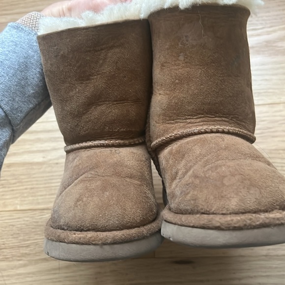 Toddle Uggs and pink bows - Picture 3 of 7